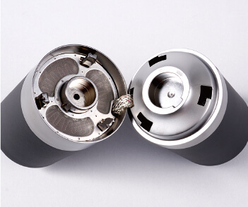 本体の吸気口部が開閉し、ホコリ取り用の金属フィルターが取り外しできます。